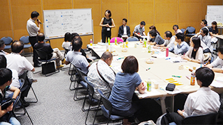 イベント「くるまざカフェ」での意見交換の様子