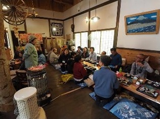 昔の飯舘の山仕事や農作業などを語っている写真